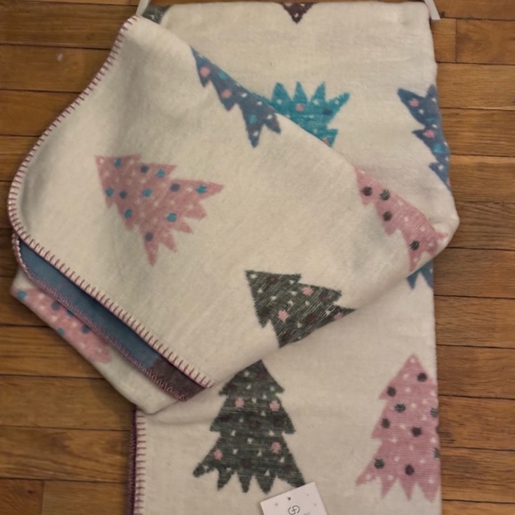 BNWT by DOCOFIL BEAUTIFUL CHRISTMAS BLANKET - Picture 2 of 6